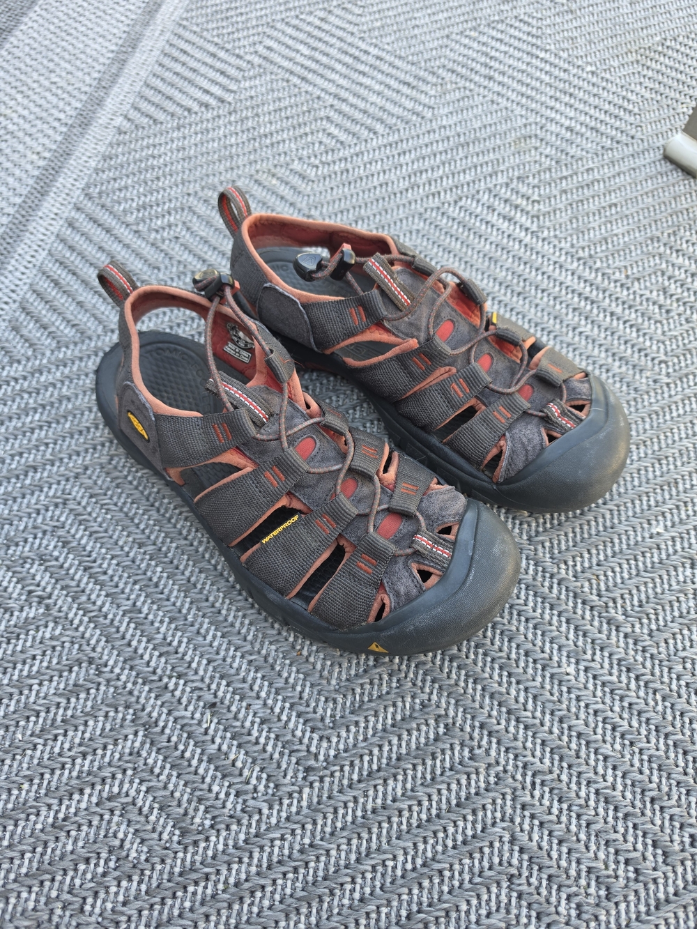 KEEN Men's Newport H2 Hiking Sandals Charcoal/ Orange 10
